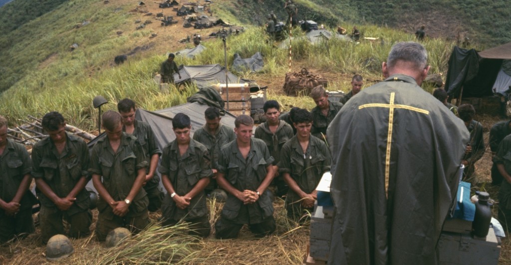 soldiers-pray-with-army-chaplain-P